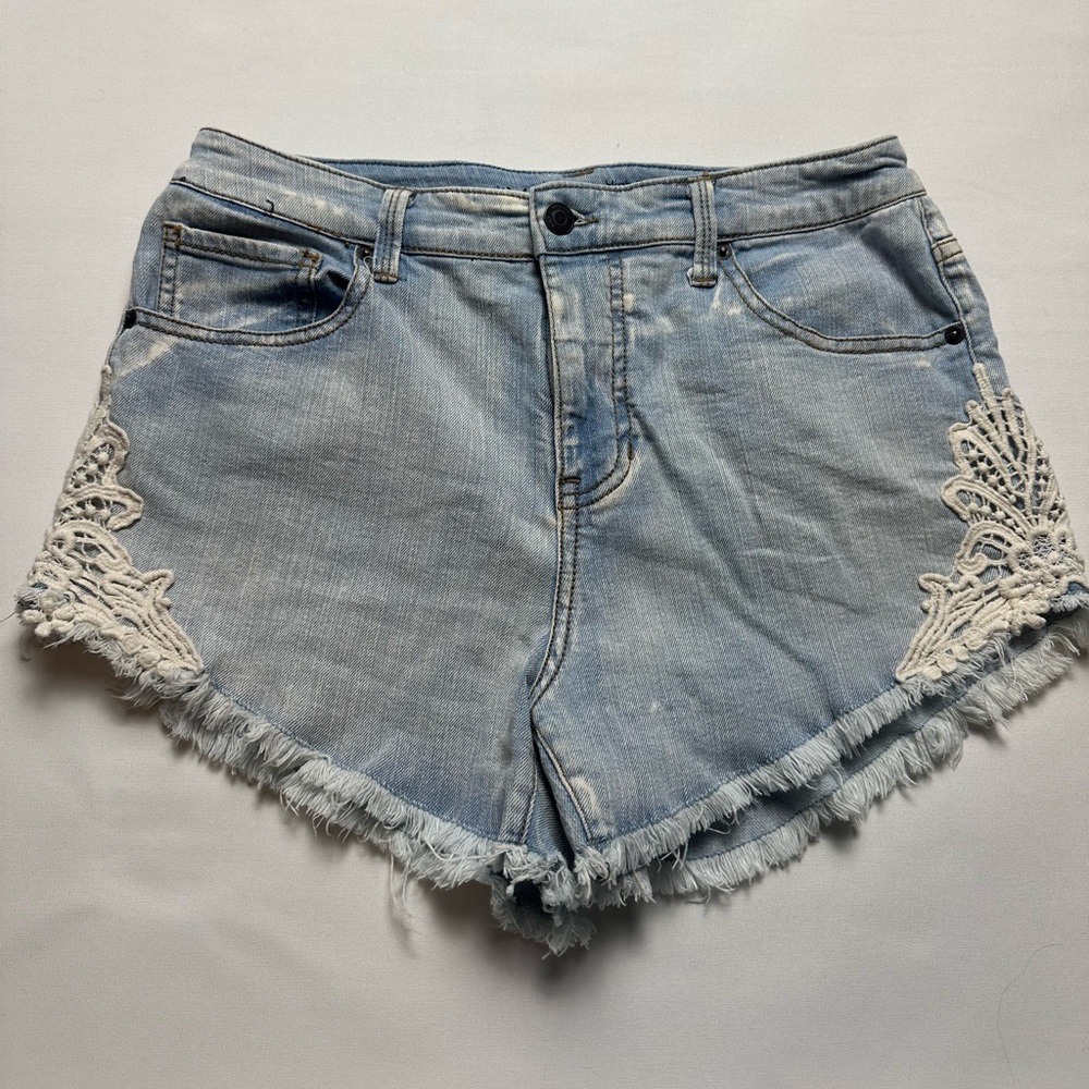 Mossimo high rise short shorts with side crochet detail. Size 8/29.